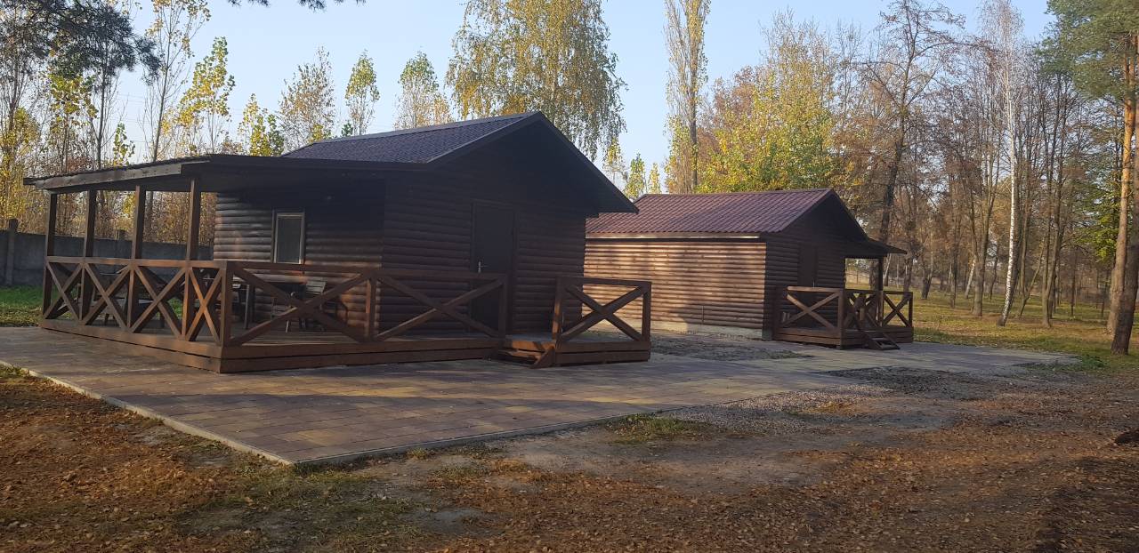 Будиночок біля ресторану